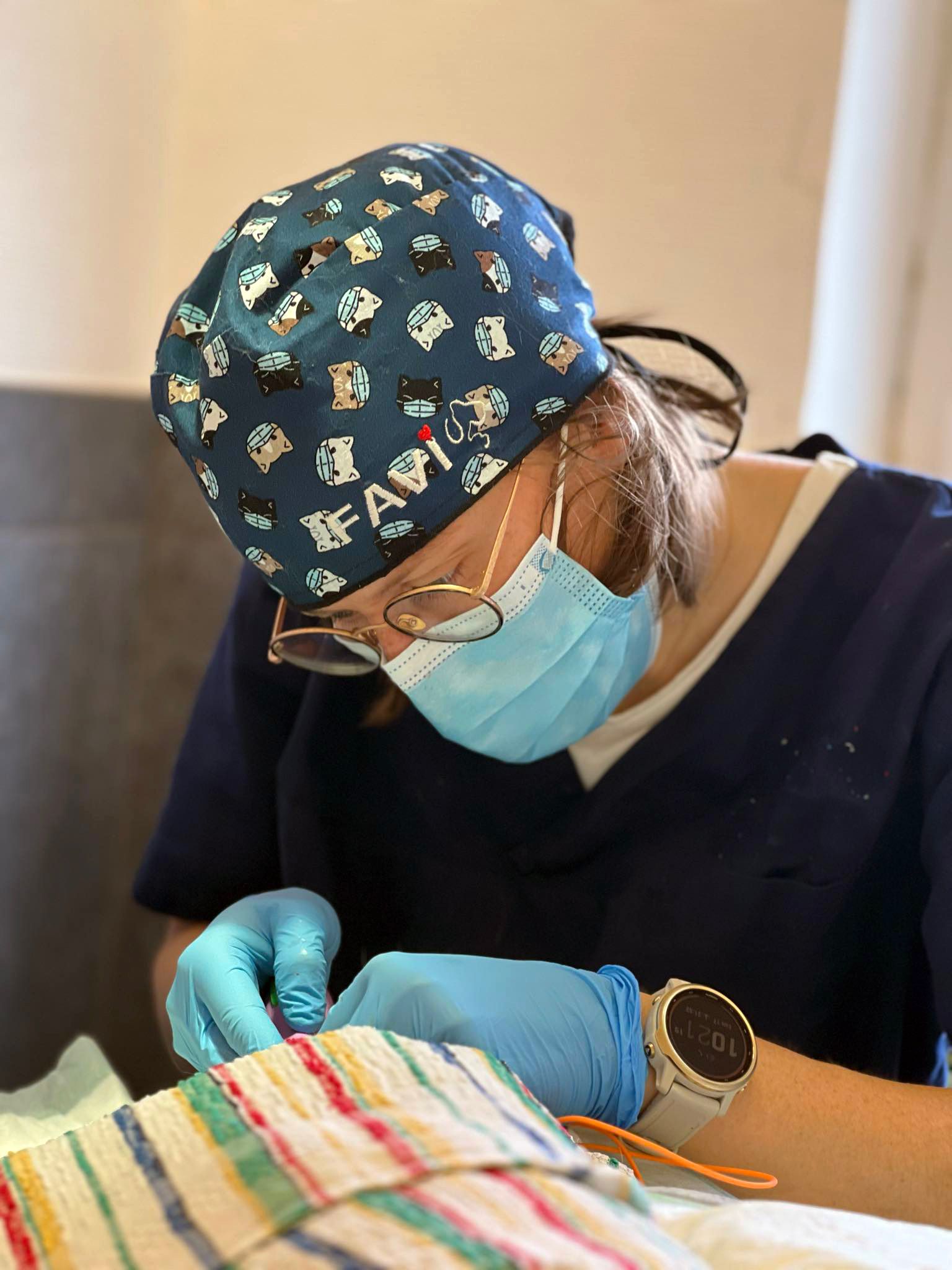 Dr. Olivia bodeux opérant un animal